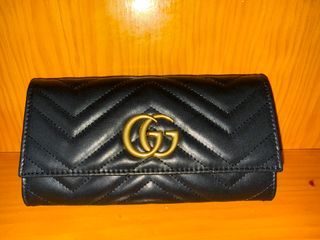 Cartera Gucci Negra con Logo Dorado