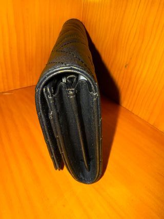 Cartera Gucci Negra con Logo Dorado