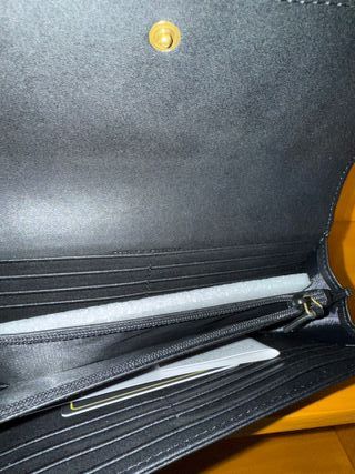 Cartera Gucci Negra con Logo Dorado