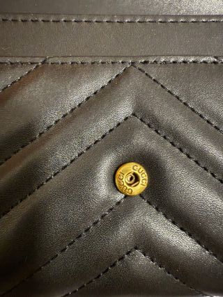 Cartera Gucci Negra con Logo Dorado