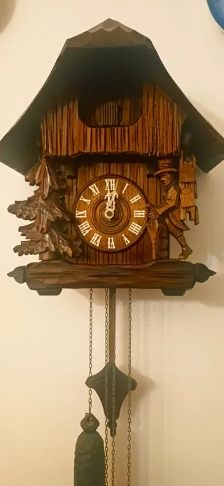 Orologio a cucù in legno intagliato