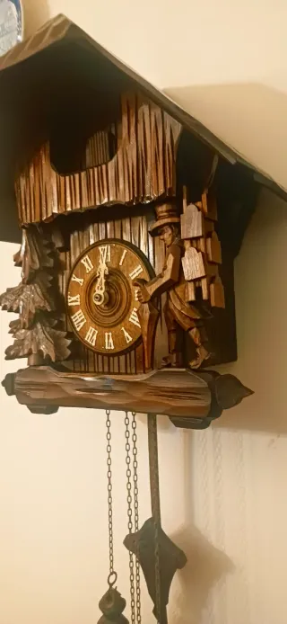 Orologio a cucù in legno intagliato
