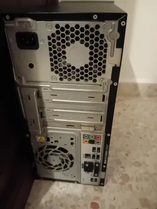 Pantalla Samsung Negra + 2 Torres