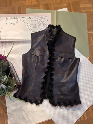 Chaleco de cuero con pelo