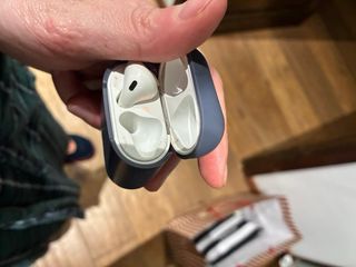 Airpods 2da Gen (Derecho no funciona)