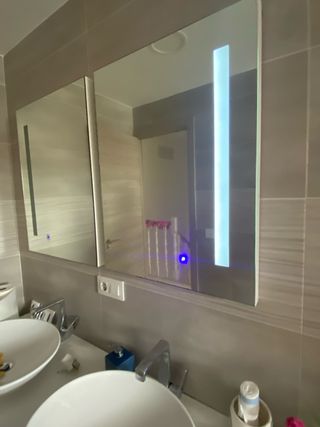 Dos elegantes espejos de baño con luz LED