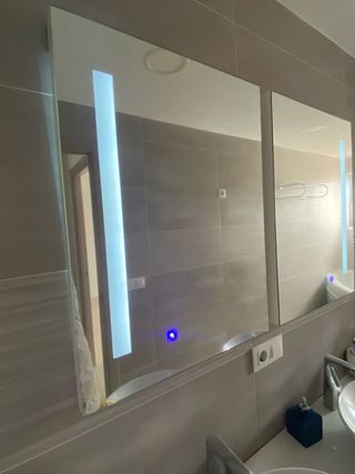 Dos elegantes espejos de baño con luz LED