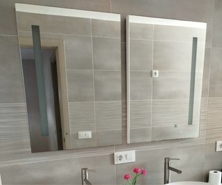 Dos elegantes espejos de baño con luz LED