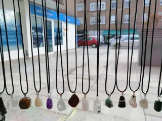 Collar con colgante de mineral