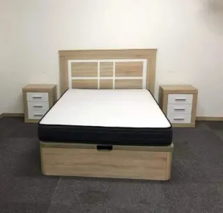Cama y colchón de madera
