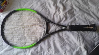 Raqueta de tenis con aro verde y negro