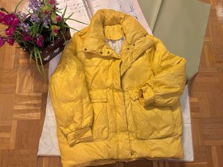 chaqueta de plumas  amarilla