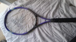 Raqueta de tenis púrpura