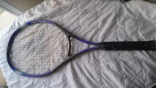Raqueta de tenis púrpura