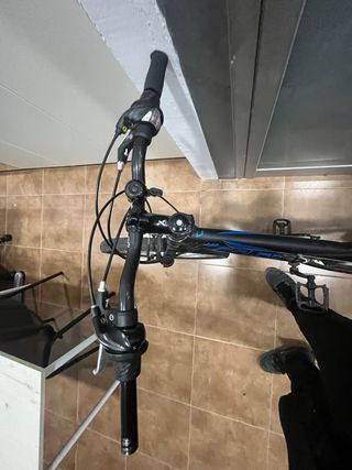 Bicicleta infantil negra y azul