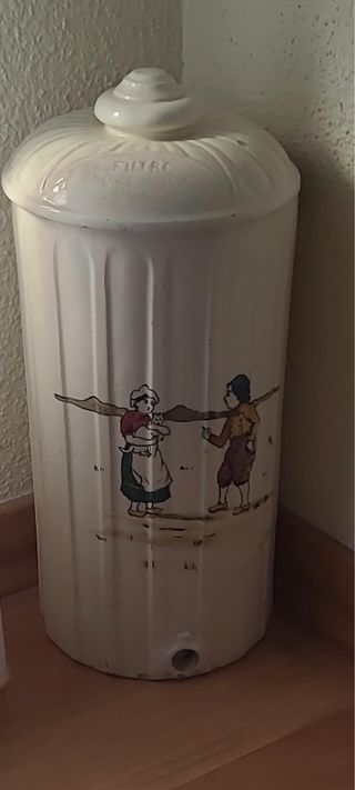 Filtro de cerámica de época modernista, con dibujo