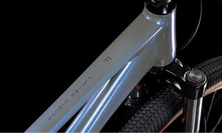 Bicicleta Cube Flying Circus Dirt Jump