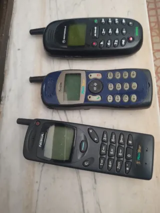 Lote 3 Móviles Motorola, Nokia, Trium