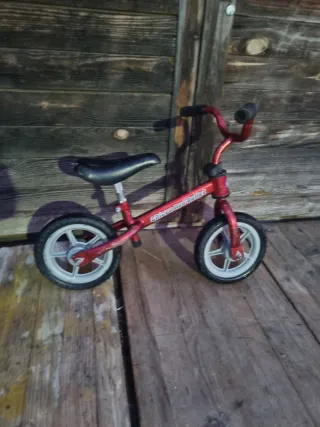 Bicicleta sin pedales roja