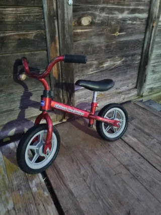 Bicicleta sin pedales roja