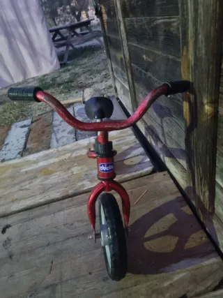 Bicicleta sin pedales roja