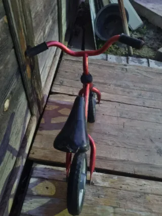 Bicicleta sin pedales roja