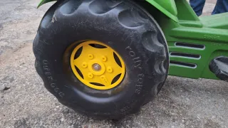 Tractor John Deere de pedales con pala