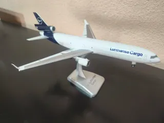 Maqueta Avión MD11 Lufthansa Cargo 1:200