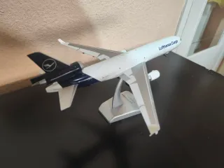 Maqueta Avión MD11 Lufthansa Cargo 1:200