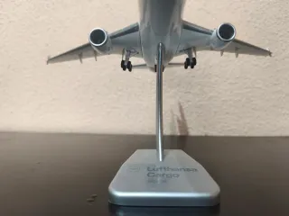 Maqueta Avión MD11 Lufthansa Cargo 1:200