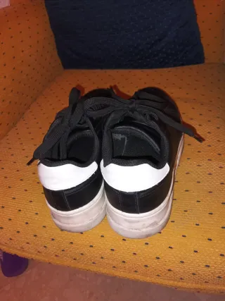 Zapatillas deportivas negras y blancas