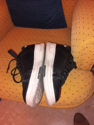 Zapatillas deportivas negras y blancas