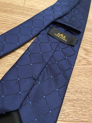 Cravatta blu con rombi