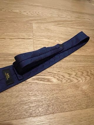 Cravatta blu con rombi