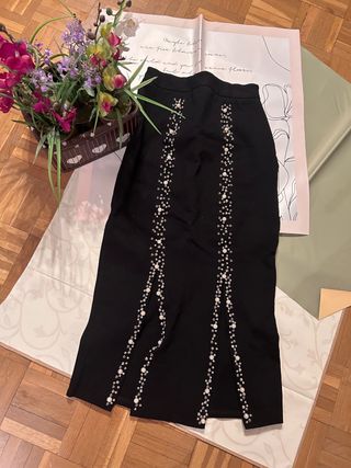 Falda negra con pedrería，tejido de punto