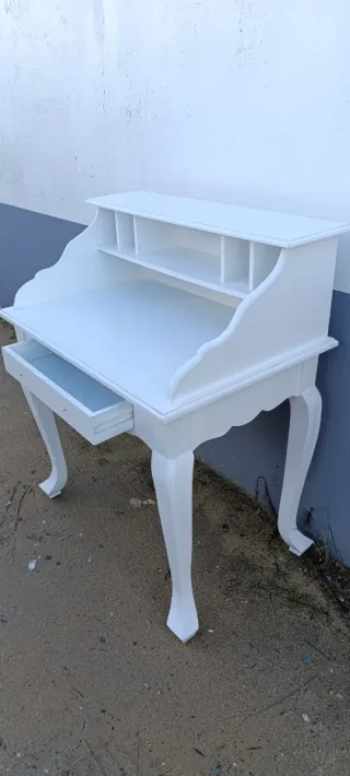 Escritorio blanco de madera