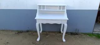 Escritorio blanco de madera
