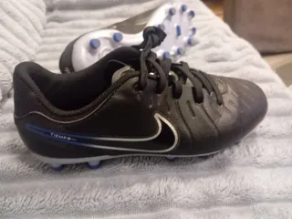 Botas de fútbol Nike niño negras y azules n34