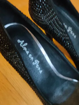 Zapatos de tacón Alma en Pena negros con pedrería
