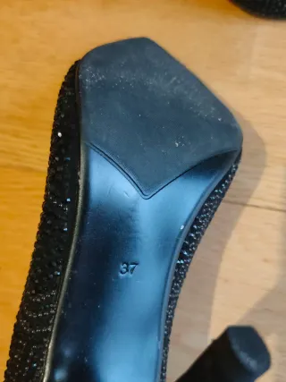 Zapatos de tacón Alma en Pena negros con pedrería