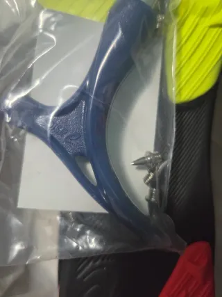 Scarpe da calcio nere e arancioni taglia 42.5