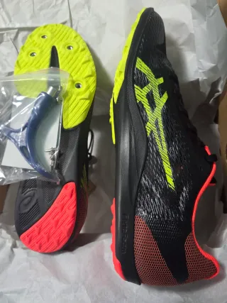 Scarpe da calcio nere e arancioni taglia 42.5