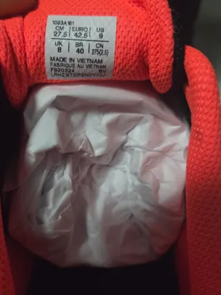 Scarpe da calcio nere e arancioni taglia 42.5