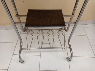 Mesa auxiliar con ruedas y revistero
