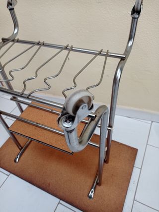 Mesa auxiliar con ruedas y revistero