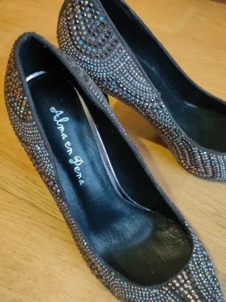 Zapatos Alma en Pena tacón adornados