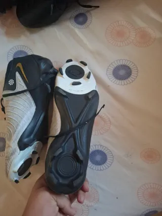 Botines Nike Fútbol Negro y Dorado