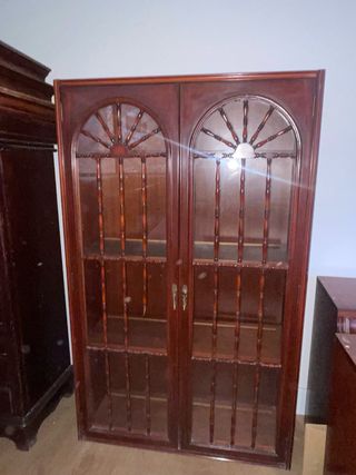 Armario antiguo de madera con puertas de cristal
