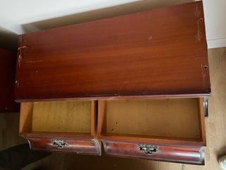 Armario antiguo de madera con puertas de cristal