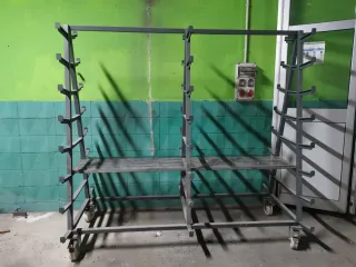 Estantería metálica con ruedas